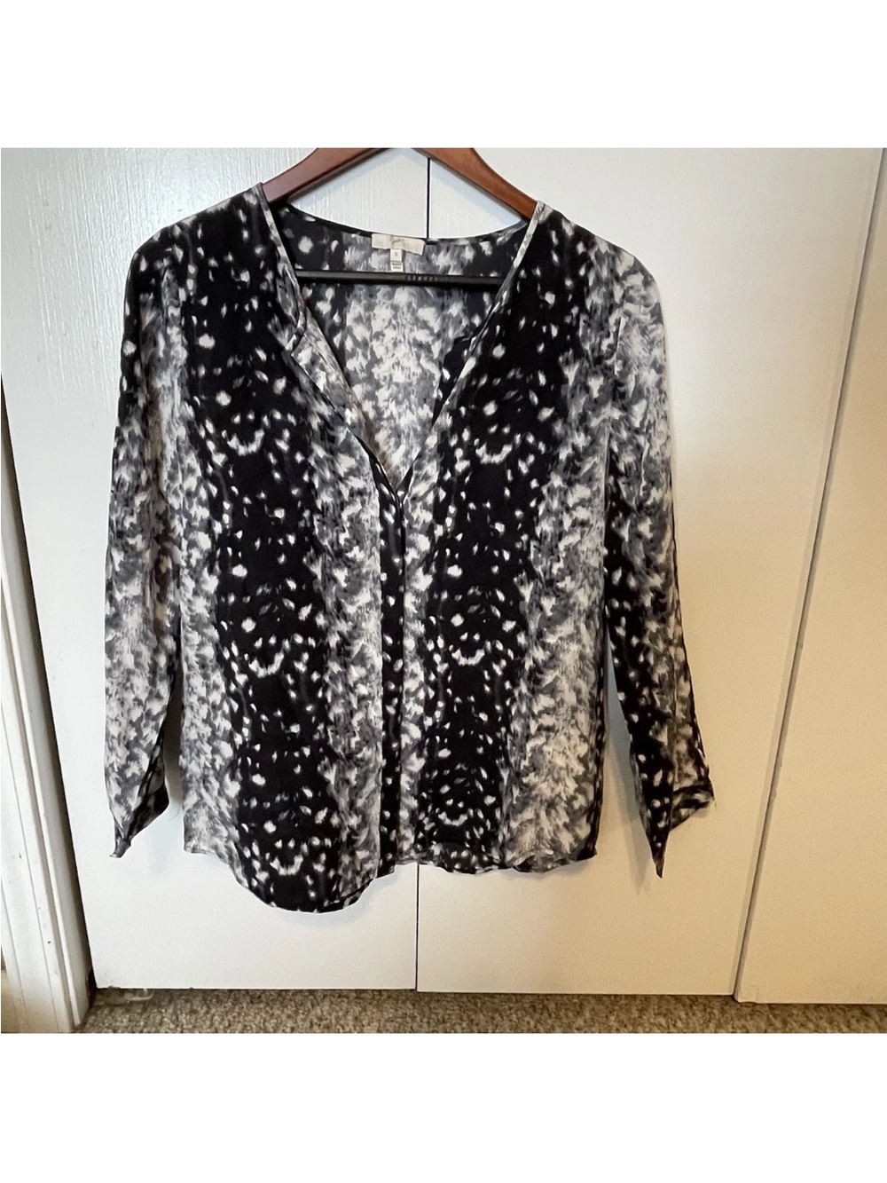 JOIE ~ Size S ~ Snow Owl Animal 100% SILK Hidden Button Purine Leopard Blouse 99